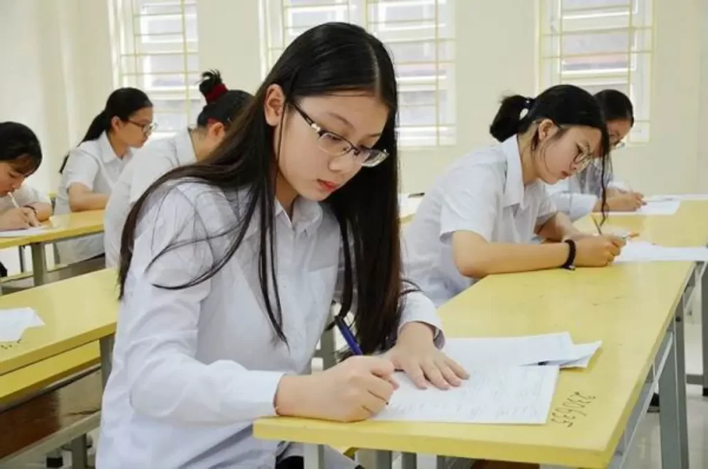 Điểm thi THPT quốc gia 2025 thấp nhất trong gần 1 thập kỷ qua